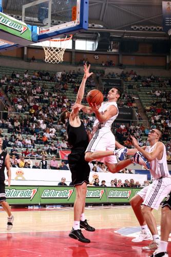 Fotografia de mil - Galeria Fotografica: baloncesto y mas - Foto: igor rakocevic tambien vuela \'05