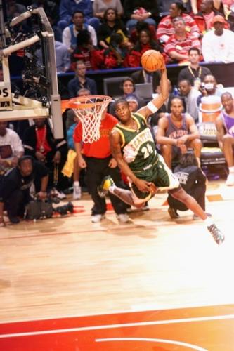 Fotografia de mil - Galeria Fotografica: baloncesto y mas - Foto: desmond mason dunk contest \'03