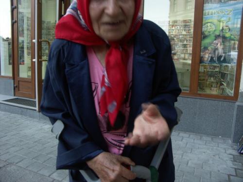 Fotografia de jesus m. silva - Galeria Fotografica: Ucrania, herencia sovitica - Foto: seora a las afueras de un centro comercial, Kiev