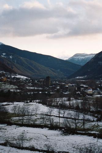 Fotografia de Fotografiaweb.com - Galeria Fotografica: Ordesa invernal - Foto: Panormica de un pueblo