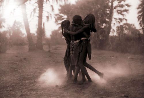 Fotografia de Fotografia Benjamin Rennicke - Galeria Fotografica: Berlin fashion - Foto: dancing in the omuhonga river