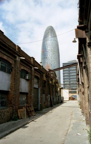 Fotografia de Gerard Girbes - Galeria Fotografica: Momentos urbanos de Barcelona (1 de 2) - Foto: El vibrador de Jean Nouvel