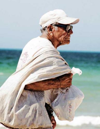 Fotografia de Pieyro - Galeria Fotografica: Un domingo en la playa - Foto: Recolector de latas...