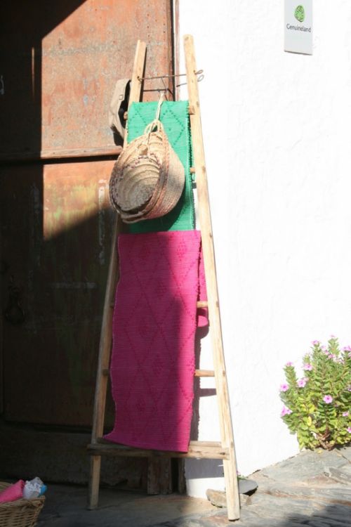 Fotografia de M Mercedes Lpez Ordiales - Galeria Fotografica: Alentejo - Foto: Escalera, sombrero y colcha