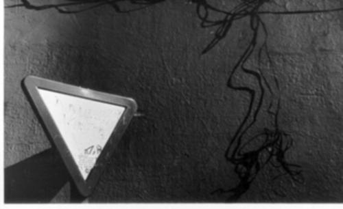 Fotografia de Buscador de Imagenes - Galeria Fotografica: Algo m�s de Blanco y Negro (y algo de color). - Foto: Cartel y sombras de cables