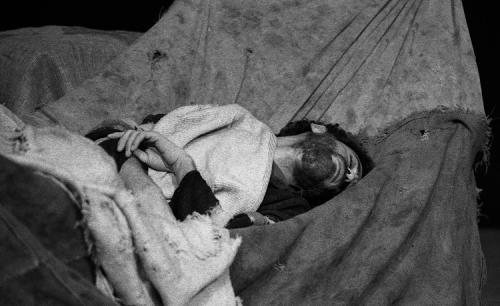 Fotografia de JVS - Galeria Fotografica: Fotografia de Cena - Foto: Pai atormentado pela doena