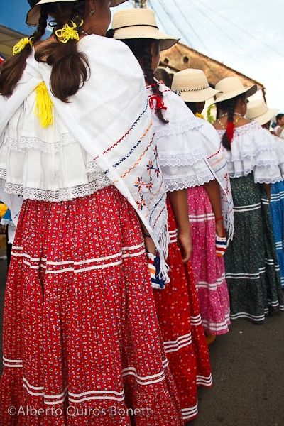 Fotografia de Alberto Quiros Bonett Fotgrafia y Video - Galeria Fotografica: Por Ah... - Foto: Las Polleras