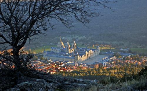 Fotografia de Flavio - Galeria Fotografica: Paseos por Espaa - Foto: El Escorial desde el monte Abantos								