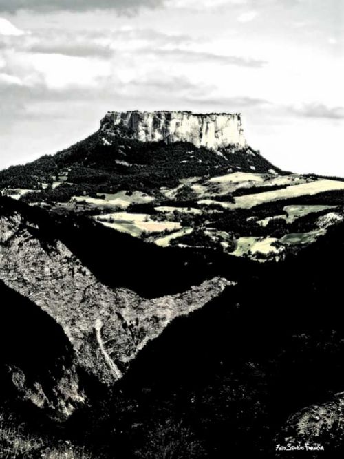 Fotografia de vanni francia - Galeria Fotografica: b/N - Foto: pietra di bismantova gessi triassici