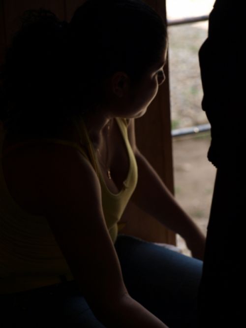 Fotografia de Hctor Coln Aguilar - Galeria Fotografica: Gente - Foto: Pati en penumbra