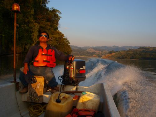 Fotografia de Hctor Coln Aguilar - Galeria Fotografica: Gente - Foto: Navegando 