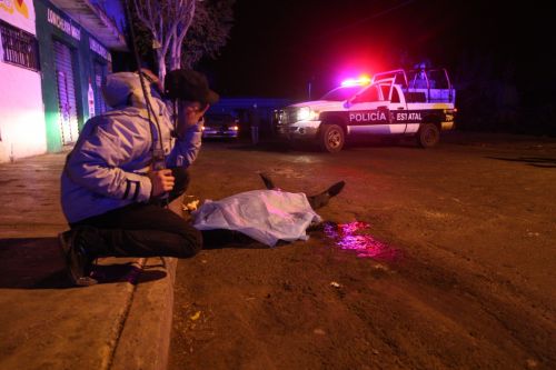 Fotografia de Leo Gonz�lez - Galeria Fotografica: Violencia en Michoac�n - Foto: El dolor de ver muerto a un hermano