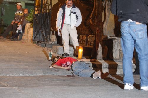 Fotografia de Leo Gonzlez - Galeria Fotografica: Violencia en Michoacn - Foto: La muerte de un joven