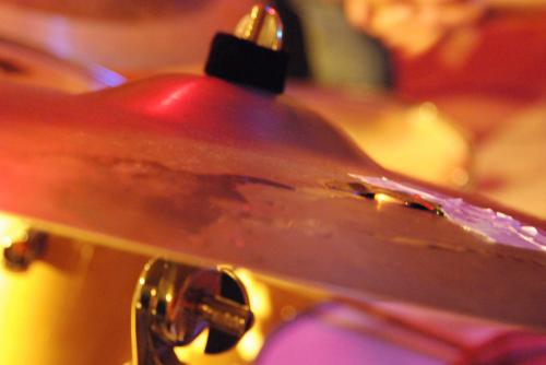 Fotografia de paloma miranda - Galeria Fotografica: jam session - Foto: plato mojado por las goteras