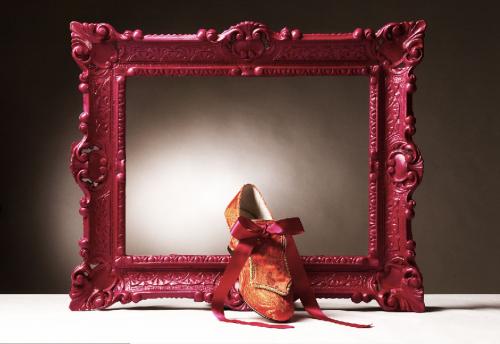 Fotografia de Javier Gilabert - Galeria Fotografica: VISTA DE LAS FALLAS DIFERENTE (editorial VIC) - Foto: Zapato fallera naranja sobre marco fucsia