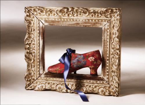 Fotografia de Javier Gilabert - Galeria Fotografica: VISTA DE LAS FALLAS DIFERENTE (editorial VIC) - Foto: Zapato fallera rojo sobre marco en crudo