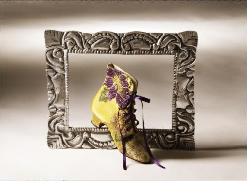 Fotografia de Javier Gilabert - Galeria Fotografica: VISTA DE LAS FALLAS DIFERENTE (editorial VIC) - Foto: Zapato fallera amarillo sobre marco plateado