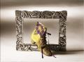 Foto de  Javier Gilabert - Galería: VISTA DE LAS FALLAS DIFERENTE (editorial VIC) - Fotografía: Zapato fallera amarillo sobre marco plateado
