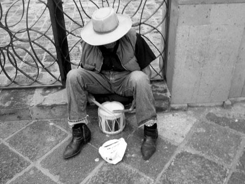Fotografia de Montoya Jaimes - Galeria Fotografica: Mxico . . otra mirada - Foto: el viejo del tambor