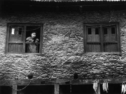 Fotografia de Estudio Jordi Cubells - Galeria Fotografica: India, Nepal, Italia... - Foto: joven nepali asomada a la ventana