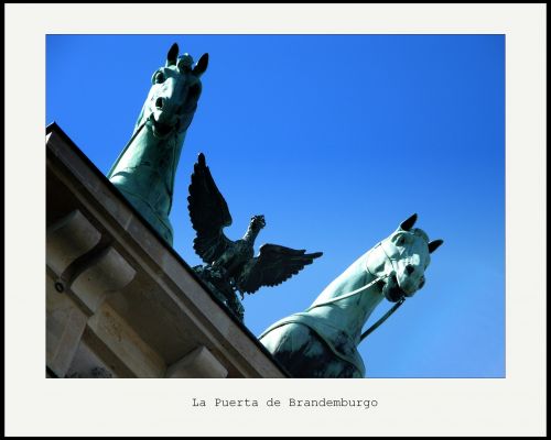 Fotografia de Boristofeles - Galeria Fotografica: Nature - Foto: Alemania - La puerta de Brandemburgo (desde abajo)