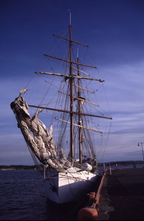 Fotografia de Romer Gutierrez - Galeria Fotografica: Noruega 2002 - Foto: Buque