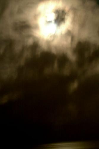 Fotografia de Claudio Seplveda A. - Galeria Fotografica: paisajes nocturno - Foto: luna entre nubes