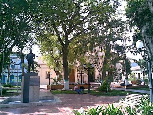 Fotografia de Ricardo G. Silveira - Galeria Fotografica: Naturaleza - Foto: Iglesia (en el fondo)