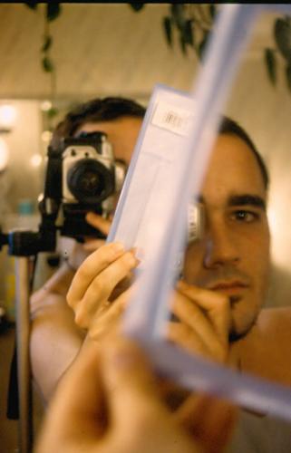 Fotografia de JUANSAN - Galeria Fotografica: AUTORRETRATOS - Foto: REFLEJO EN EL ESPEJO REFLEJA QUE NO MUY LEJOS