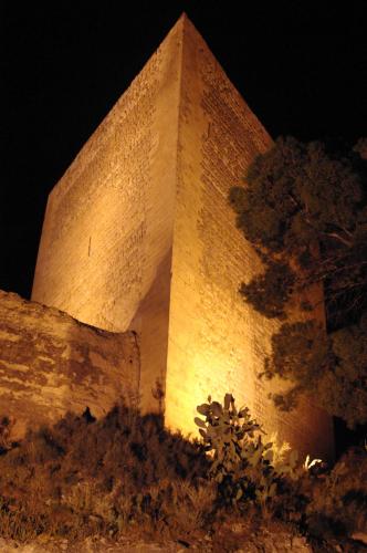 Fotografia de RAFA - Galeria Fotografica: Castillo de noche. - Foto: Nave en la noche								tres picos								