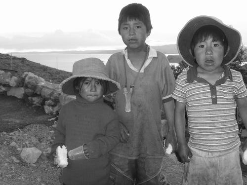 Fotografia de GIANNI - Galeria Fotografica: retratos b & n - Foto: nenes al borde del titicaca