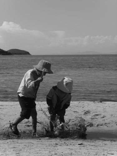 Fotografia de GIANNI - Galeria Fotografica: retratos b & n - Foto: nenes aymaras jugando en titicaca