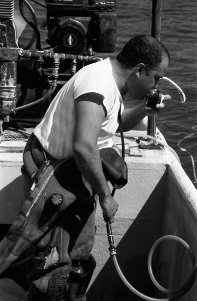 Fotografia de Joseba A. Bontigui - Galeria Fotografica: Marisqueros artesanales - Foto: Provando el regulador