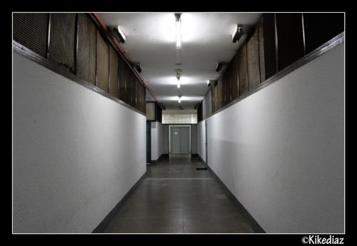 Fotografia de Enrique Diaz - Galeria Fotografica: Polideportivo Antonio Magarios - Foto: Pasillo de vestuarios