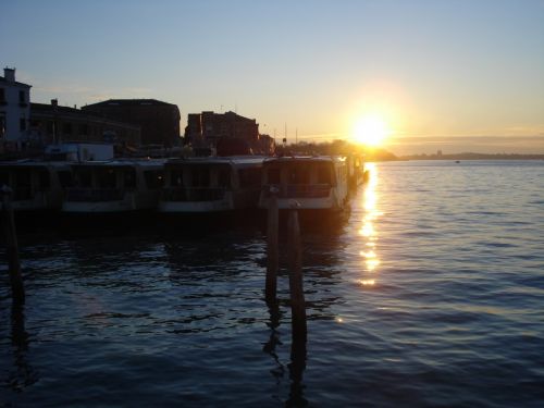 Fotografia de ninguno - Galeria Fotografica: Lumire obcure et claire - Foto: En venecia el sol se levanta por all