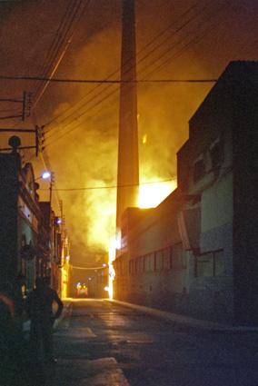 Fotografia de J. A. Carmona - Galeria Fotografica: Xemeneies de Sabadell - Foto: Artextil, incendio abril de 1981