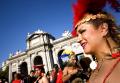 Foto de  Carlos Porras - Galería: Manifestación del Orgullo Gay - Fotografía: Puerta de Alcalá y mujer de perfil