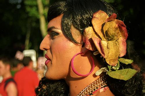 Fotografia de Carlos Porras - Galeria Fotografica: Manifestación del Orgullo Gay - Foto: Travesti con peluca y flor de perfil