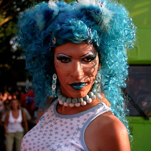 Fotografia de Carlos Porras - Galeria Fotografica: Manifestación del Orgullo Gay - Foto: Travestida con peluca azul y labios pintados