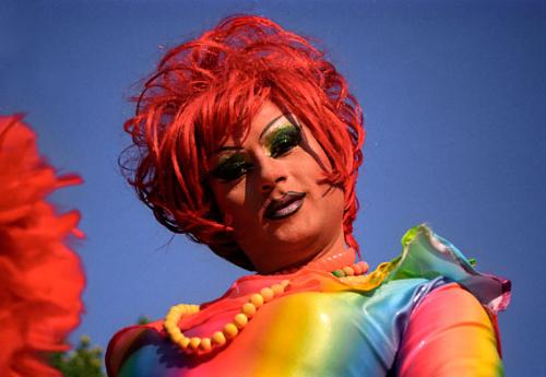 Fotografia de Carlos Porras - Galeria Fotografica: Manifestación del Orgullo Gay - Foto: Travestida con abanico, traje de colores y peluca