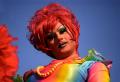 Fotos de Carlos Porras -  Foto: Manifestación del Orgullo Gay - Travestida con abanico, traje de colores y peluca