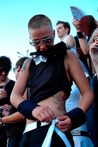 Fotografia de Carlos Porras - Galeria Fotografica: Manifestación del Orgullo Gay - Foto: Chica atándose el cinturón