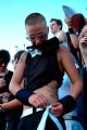 Fotos de Carlos Porras -  Foto: Manifestación del Orgullo Gay - Chica atándose el cinturón
