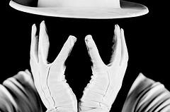 Fotografia de Jose Ramon Cerro Egea - Galeria Fotografica: Luz Negra - Foto: Men in white III