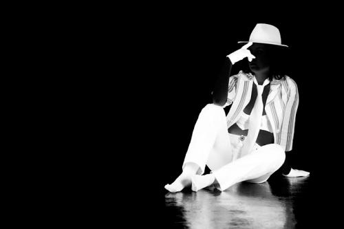Fotografia de Jose Ramon Cerro Egea - Galeria Fotografica: Luz Negra - Foto: Woman in white II