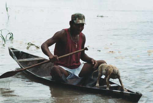Fotografia de jason Acero - Galeria Fotografica: Amazonas 1 - Foto: Pescador y perro.