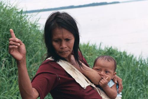 Fotografia de jason Acero - Galeria Fotografica: Ni�os Amazonicos. - Foto: Alimentandose