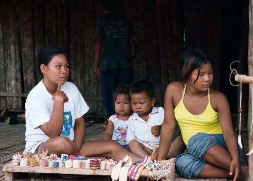 Fotografia de jason Acero - Galeria Fotografica: Nios Amazonicos. - Foto: Mercado de Artesanias