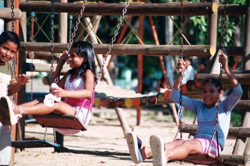 Fotografia de jason Acero - Galeria Fotografica: Nios Amazonicos. - Foto: Nias columpiandose.