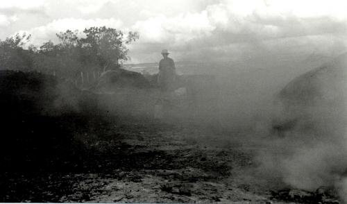Fotografia de Paulo Rezende - Galeria Fotografica: Entre o Cu e a Terra - Foto: Carvoaria - Sacramento-Brasil